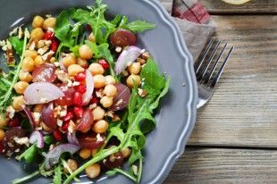 salata me ospria roka kai rodi