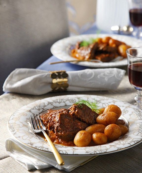 mpoukitses-mosxariou-stin-katsarola-amp-mikres-strogylles-patates-me-paprika
