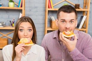 anoigma 1pizza-kopela-kai-antras-pou-trone