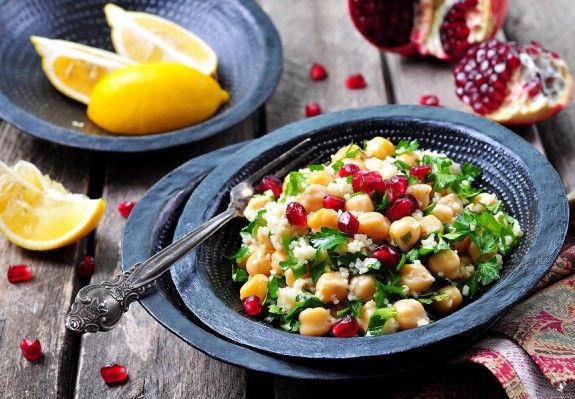 salata me revithi kai spanaki