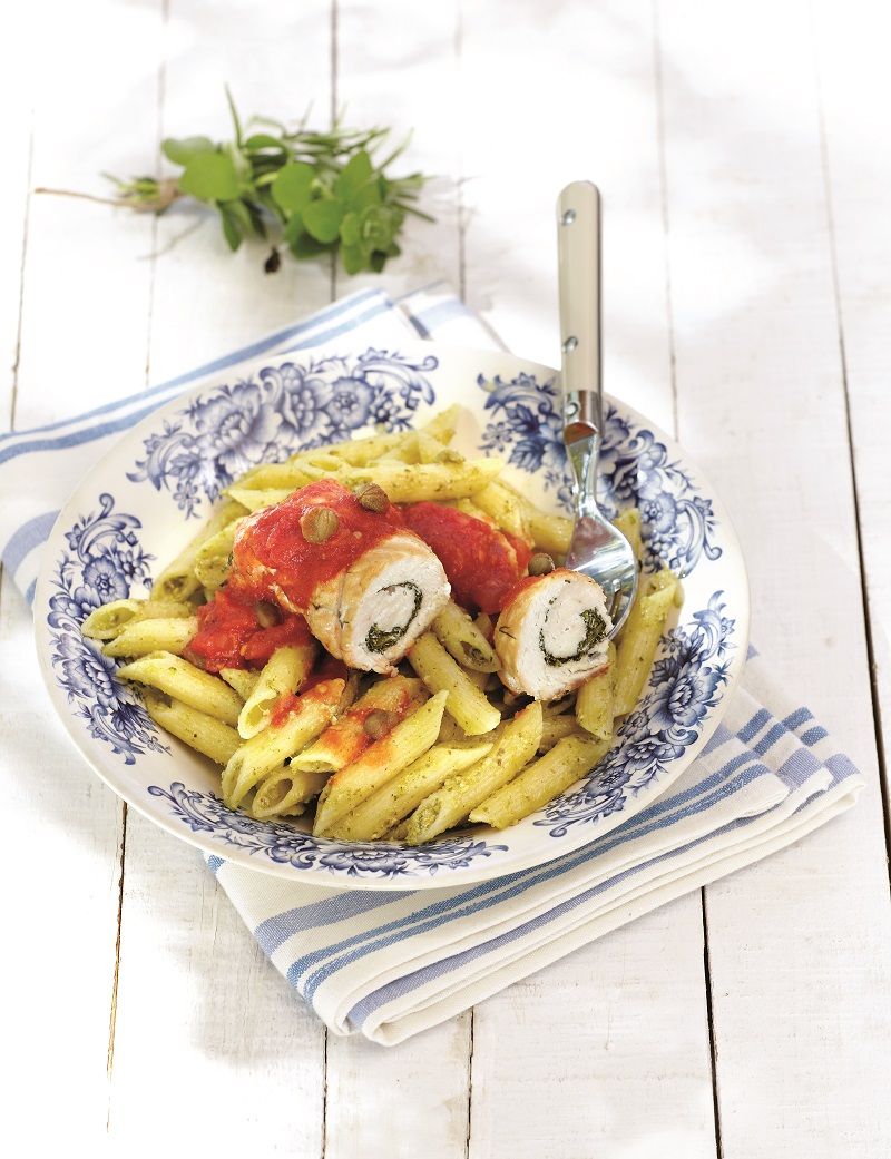 kotopoulo fileto gemisto me aromatika xorta me saltsa tomatas mazi me penes me pesto anthotiro diosmo IMG_0200