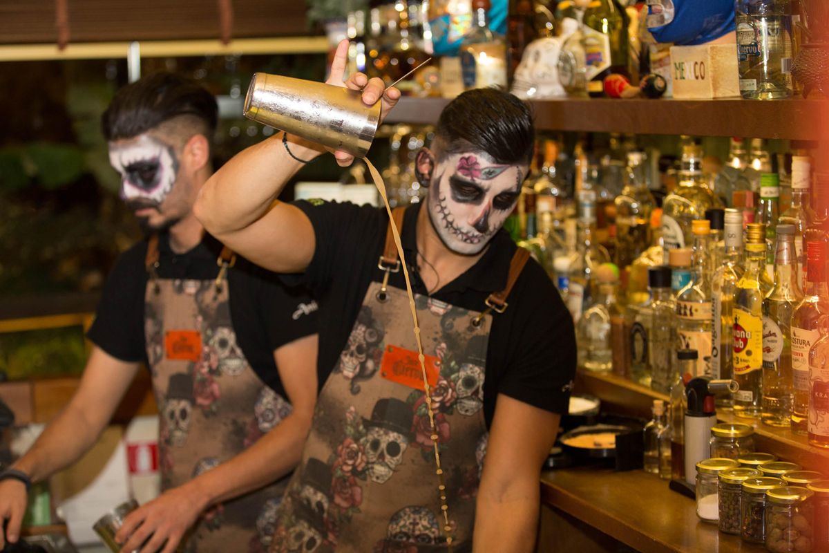 20181030154312_Amigos_Día_de_los_Muertos-fiesta_i