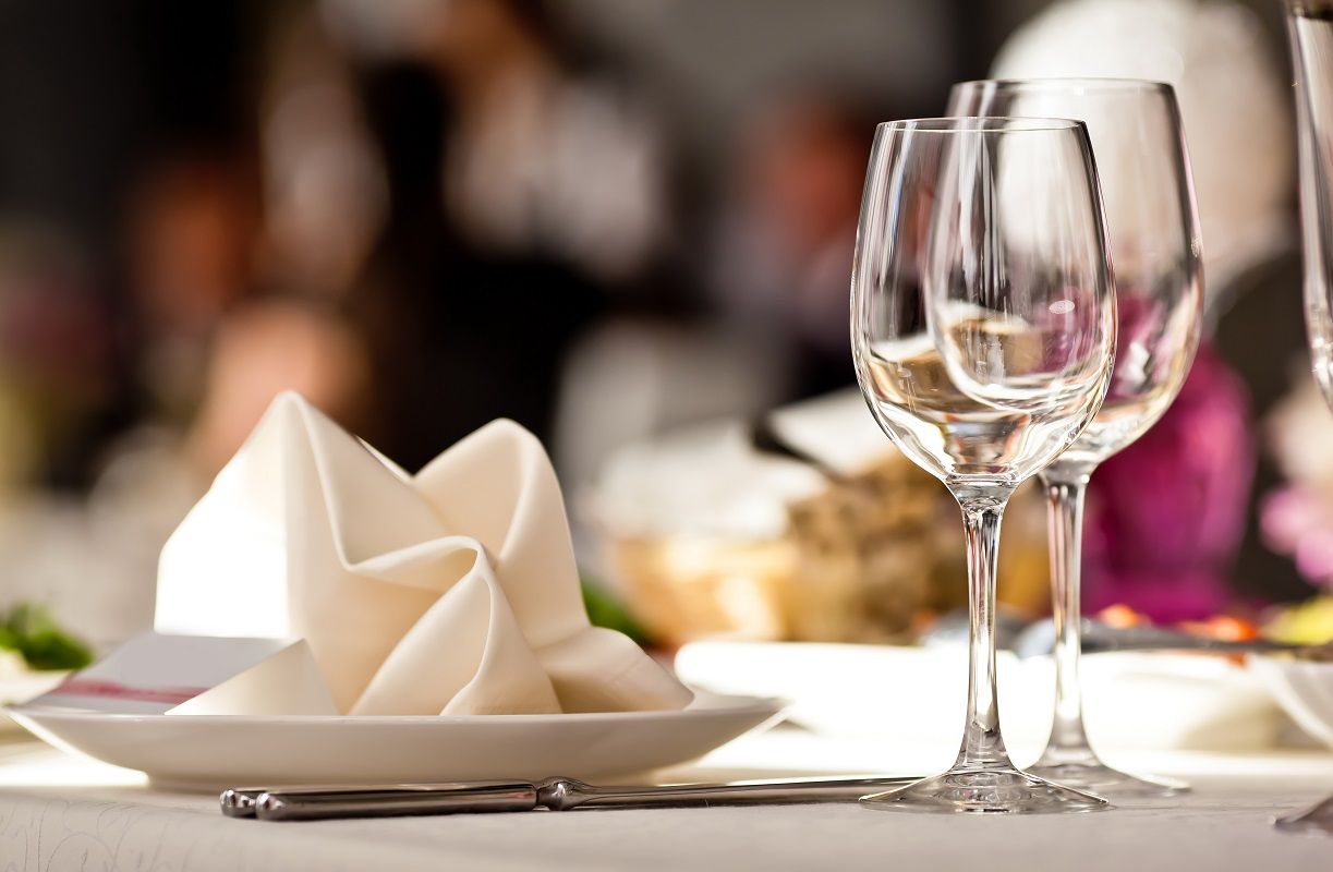 14099070 – empty glasses set in restaurant