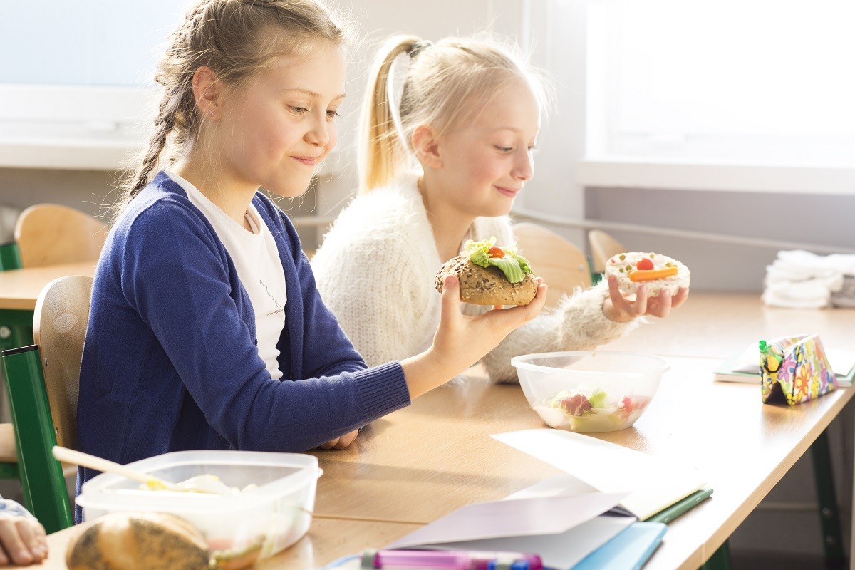 Food eating with friend tastes better