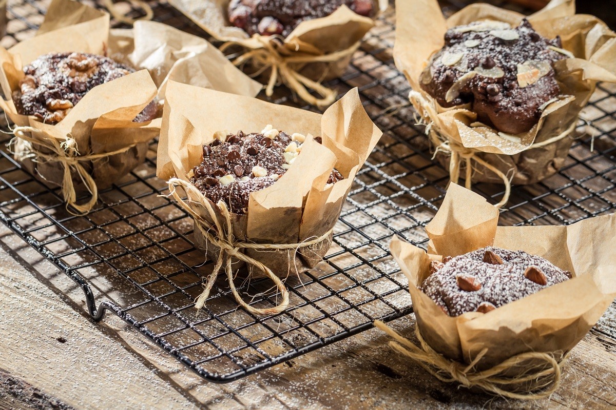 Muffins with icing sugar and almonds