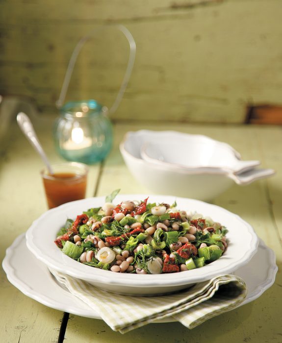salata-me-mauromatika-kai-liasti-ntomata