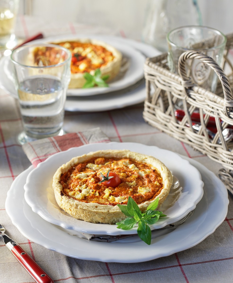 mikri-tartes-me-anthotyro-k-saltsa-ntomatas