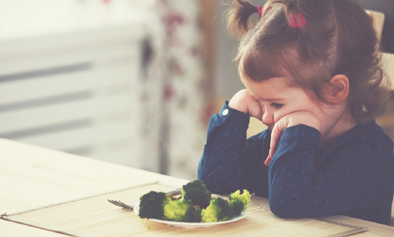 child girl does not like and not want to eat vegetables
