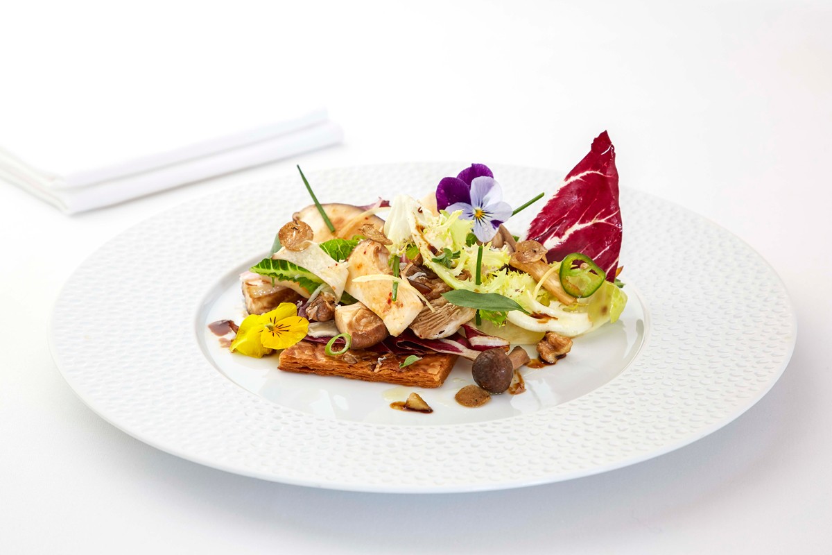 Crisp-salad,-mushrooms,-walnuts-and-fig-honey_29229
