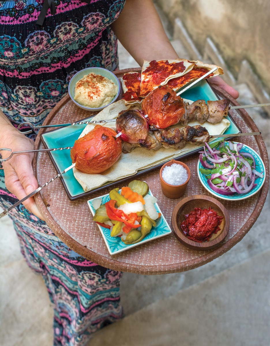 mikri-arni-souvlaki