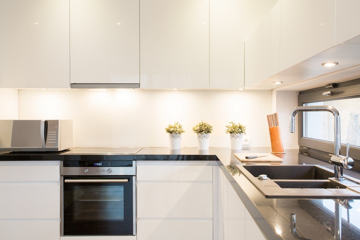 White kitchen unit