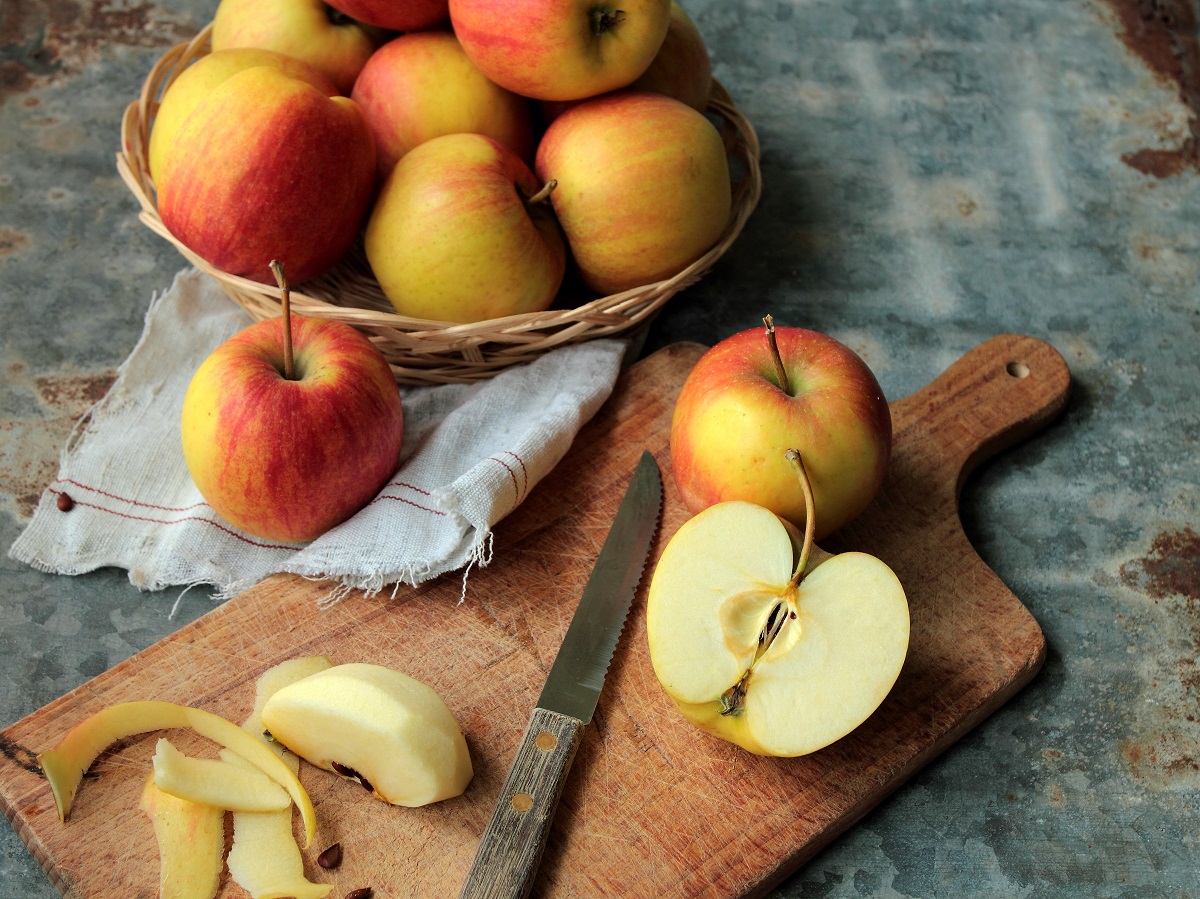 Red,Apples,On,Cutting,Board,In,The,Kitchen