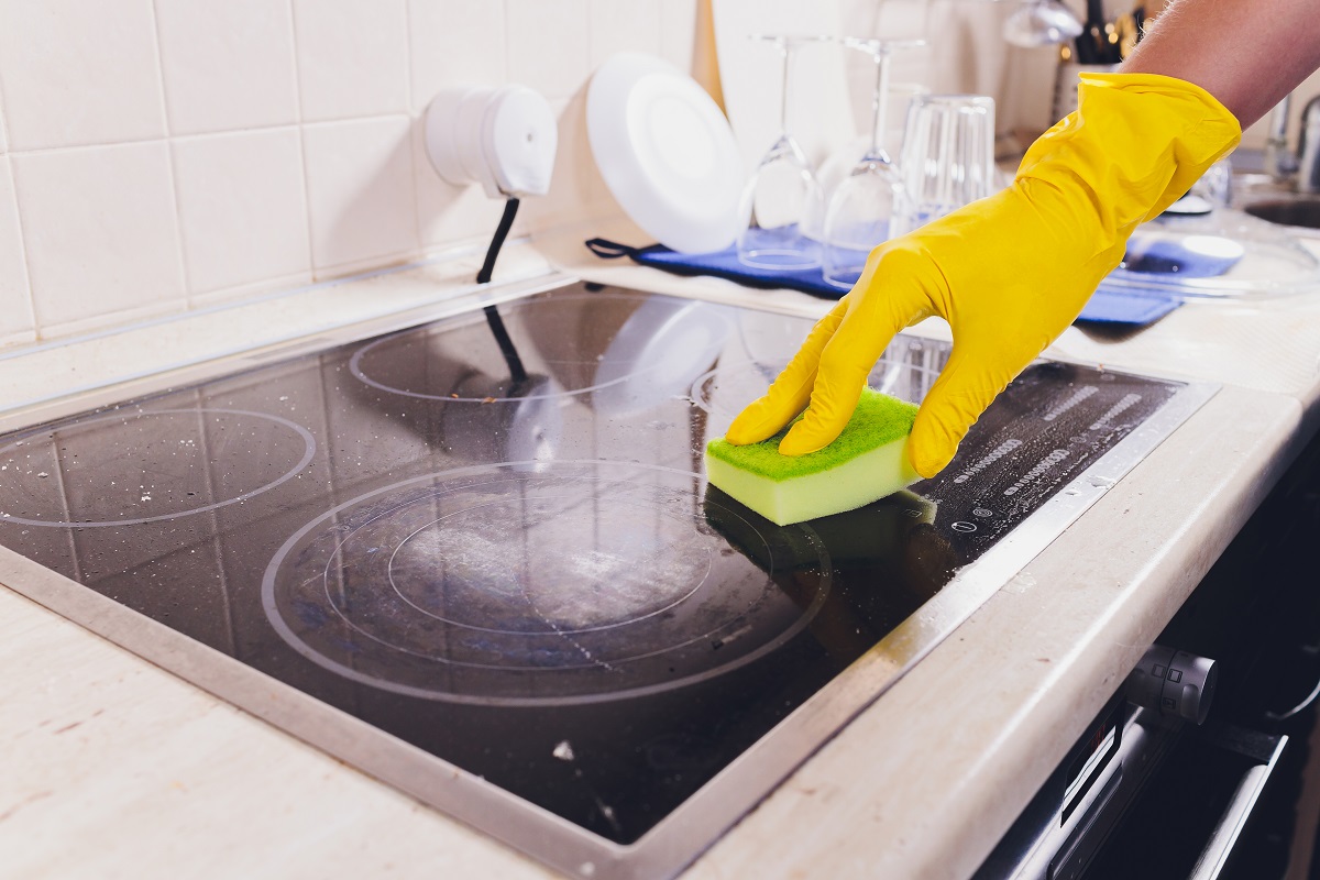 Cleaning,Kitchen,Hob,With,A,Steam,Cleaner.