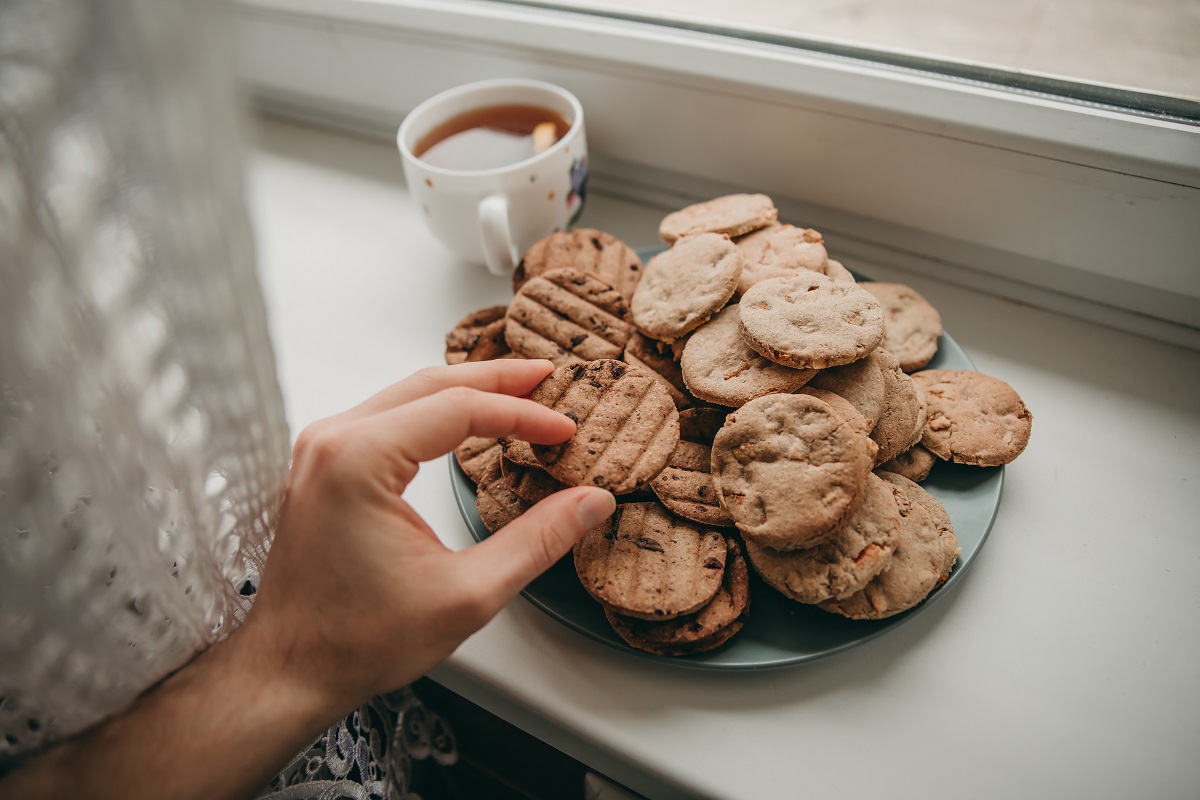 Homemade,Baked,Cookies,On,A,Plate,On,White,Windowsill,And