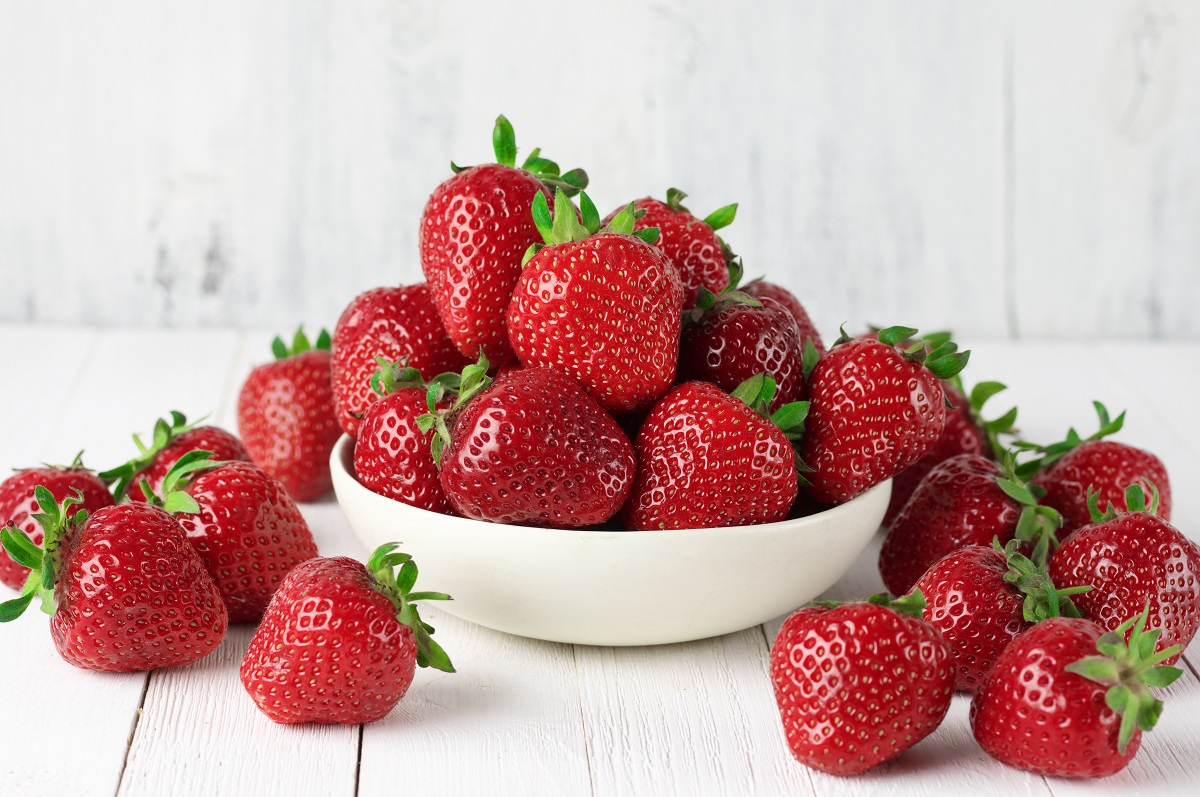 Heap,Of,Fresh,Strawberries,In,Ceramic,Bowl,On,Rustic,White