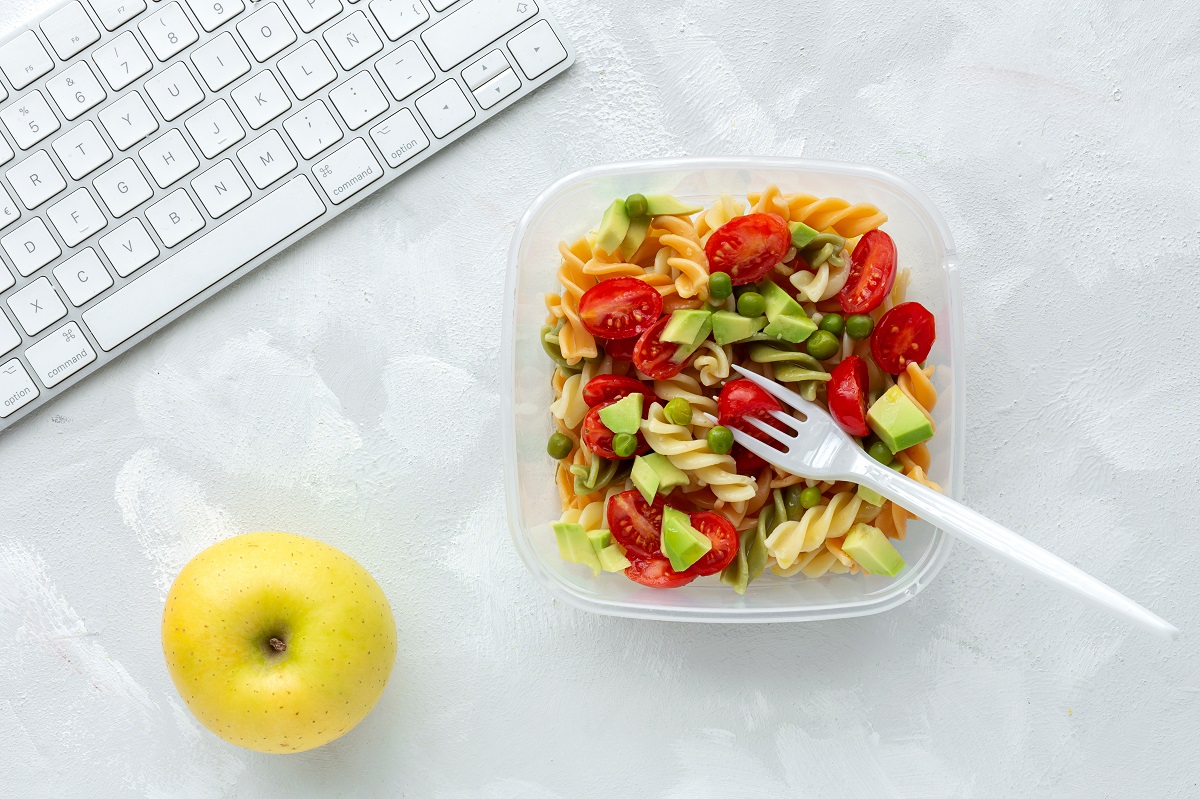 Food,In,Container,Plastic,With,Italian,Pasta,With,Vegetables,On