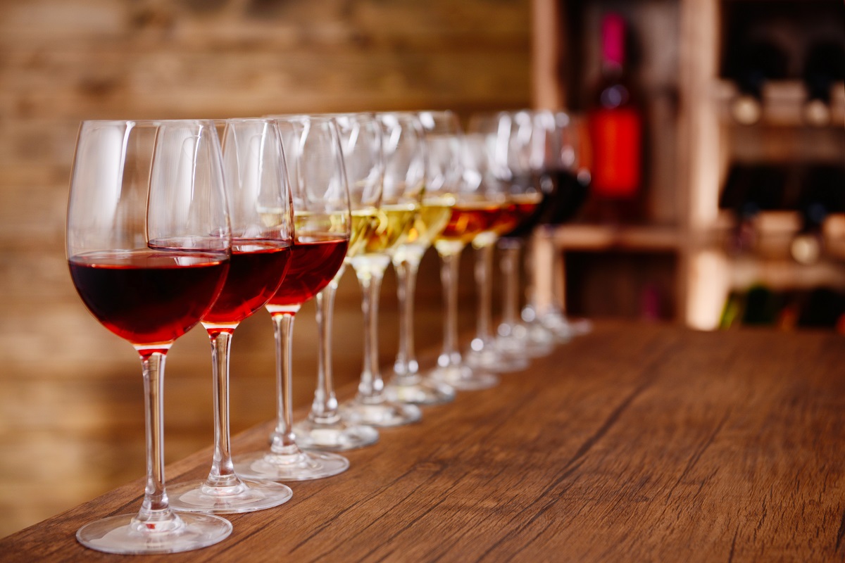 Many,Glasses,Of,Different,Wine,In,A,Row,On,Bar