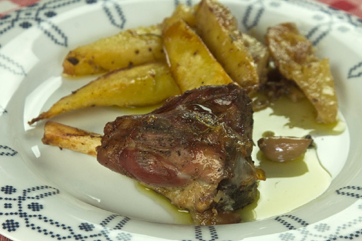 arni-patates-fournou-anoigma