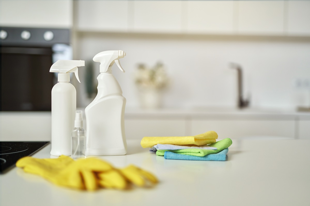 Cleaning,Set.,Detergent,Bottles,,Stack,Of,Rugs,And,Protective,Rubber