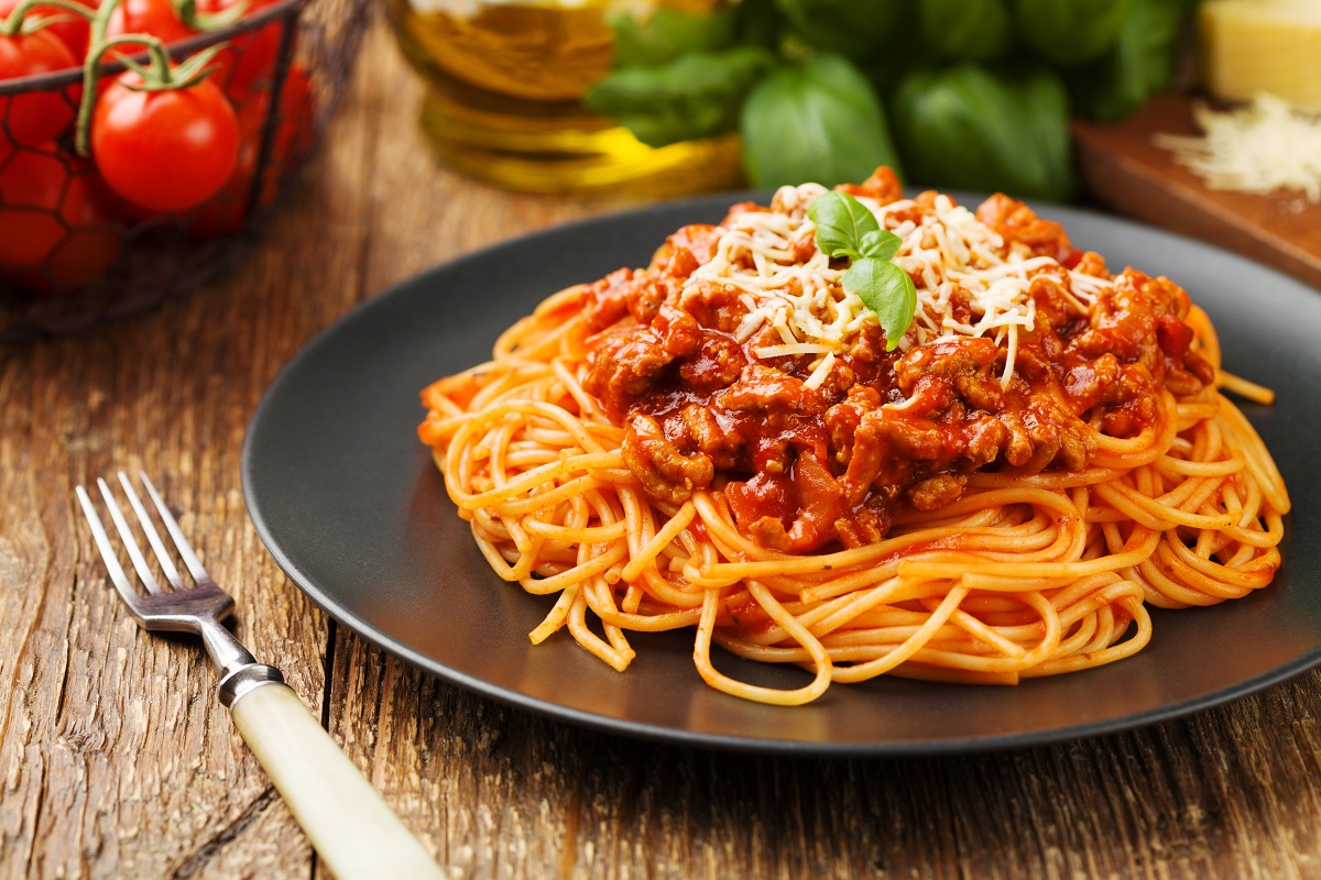 Delicious,Spaghetti,Served,On,A,Black,Plate