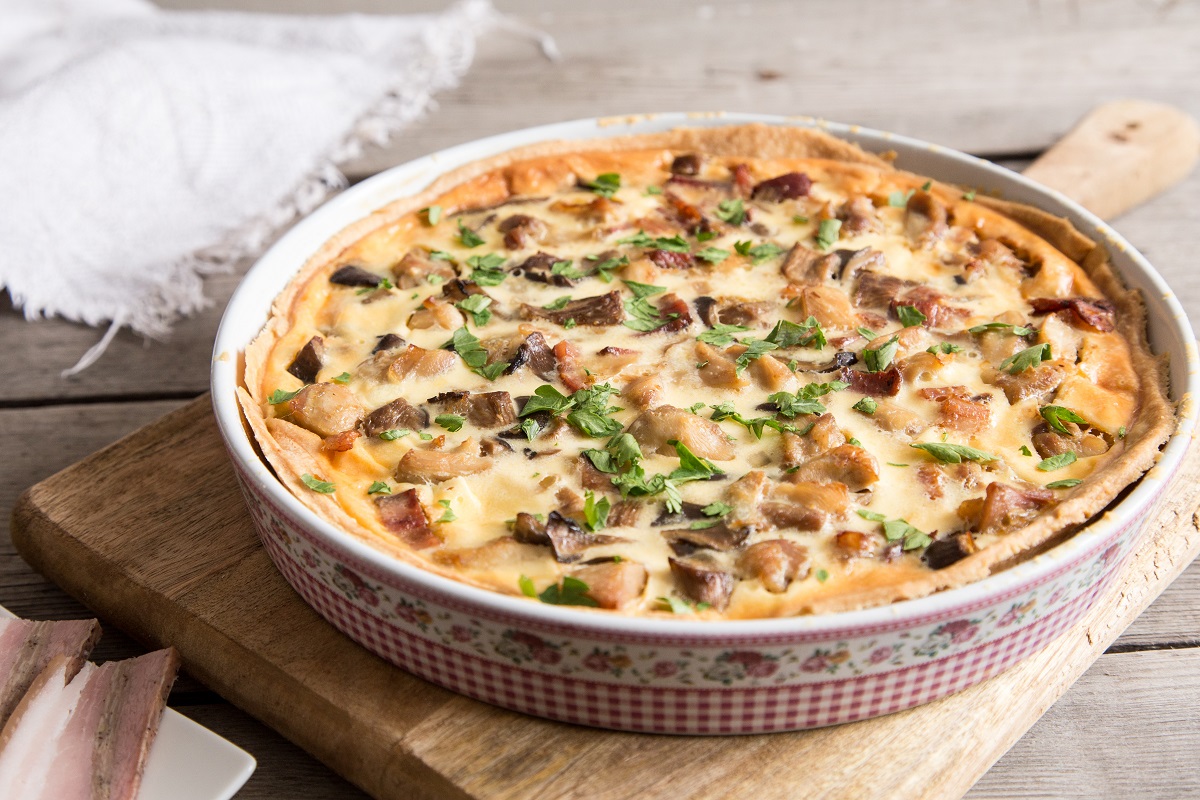 Homemade,Quiche,Lorraine,With,Chicken,,Mushrooms,,Cheese,And,Bacon.,Tart