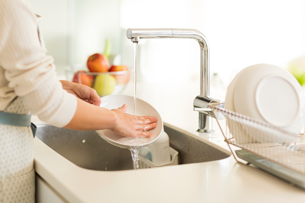 Housewife,Washing,Dishes,In,The,Kitchen,Sink