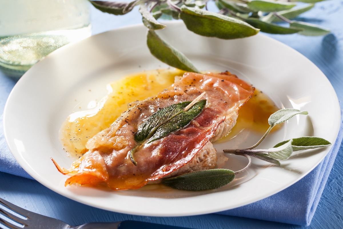 Saltimbocca,Alla,Romana,(veal,,Prosciutto,And,Sage,Leaf,With,Wine-butter