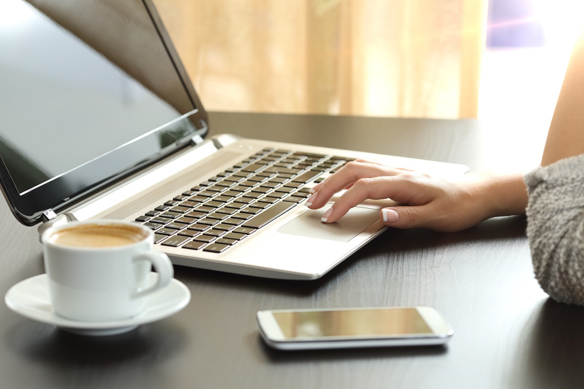 Back,Light,Close,Up,Of,A,Lady,Hand,Browsing,Websites