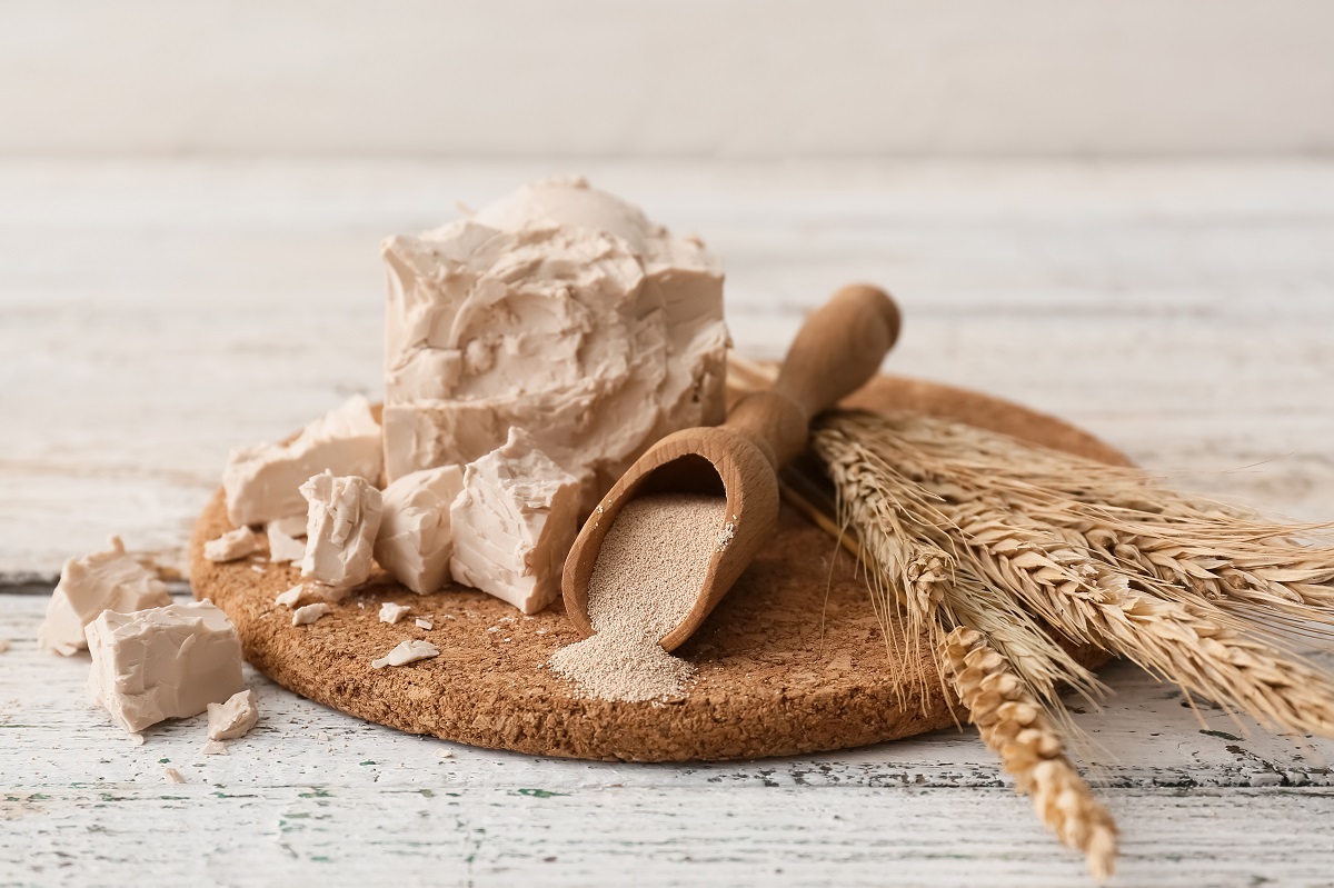 Board,With,Fresh,And,Dry,Yeast,On,Light,Wooden,Background