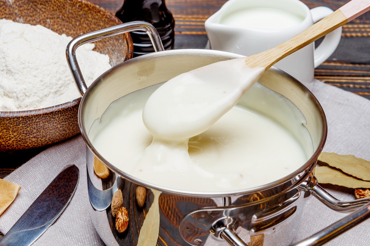 Bechamel,Sauce,In,A,Pan,And,Ingredients