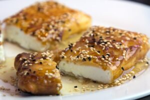 Feta-tiganiti-se-fyllo_anoigma