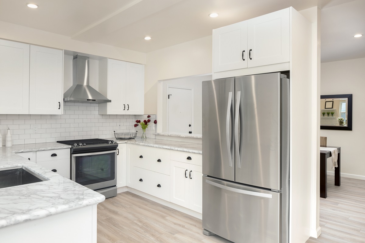 Modern,,Bright,,Clean,,Kitchen,Interior,With,Stainless,Steel,Appliances,In