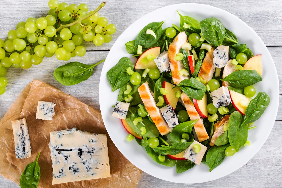 Grilled,Chicken,Breast,,Grapes,,Spinach,,Gorgonzola,Cheese,And,Apple,Salad