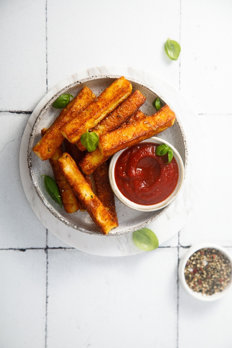 Fried,Halloumi,Cheese,With,Tomato,Sauce