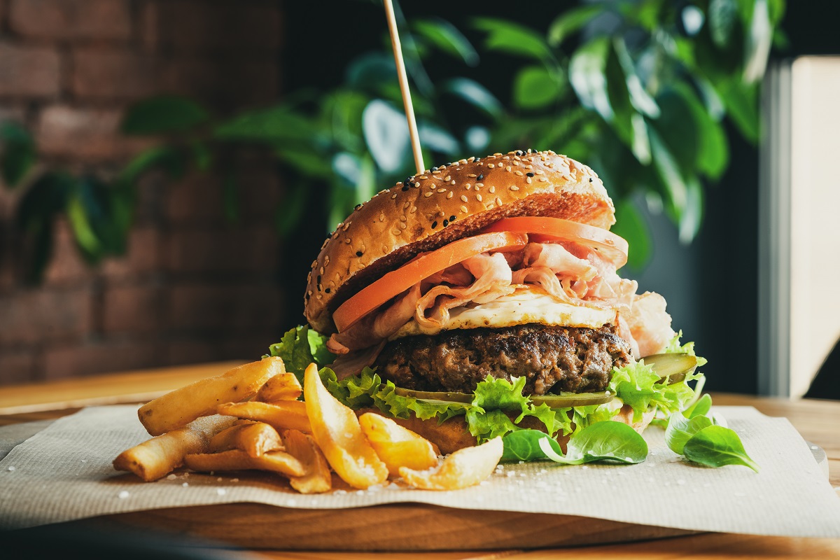 Beef,Egg,And,Bacon,Burger,Served,In,Restaurant.,American,Food.
