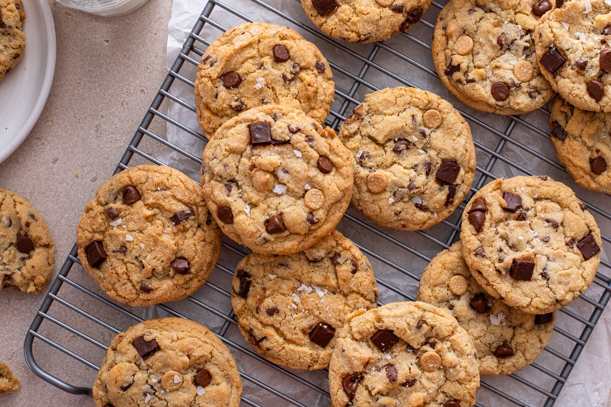 Chocolate,Chip,Cookies,On,A,Cooling,Rack,With,Flaky,Salt