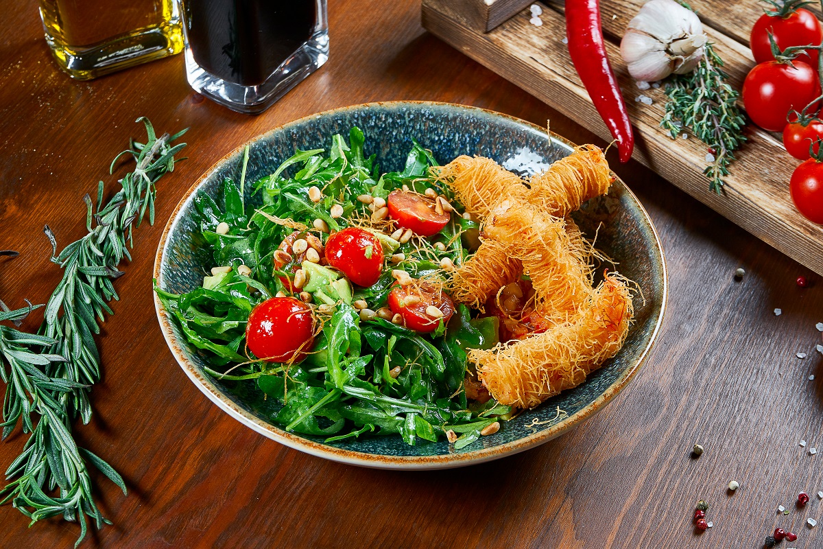 Tasty,Salad,With,Shrimp,In,Kataifi,Dough,In,A,Green