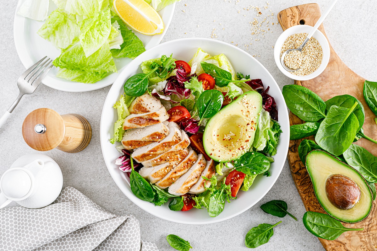 Grilled,Chicken,Meat,And,Fresh,Vegetable,Salad,Of,Tomato,,Avocado,
