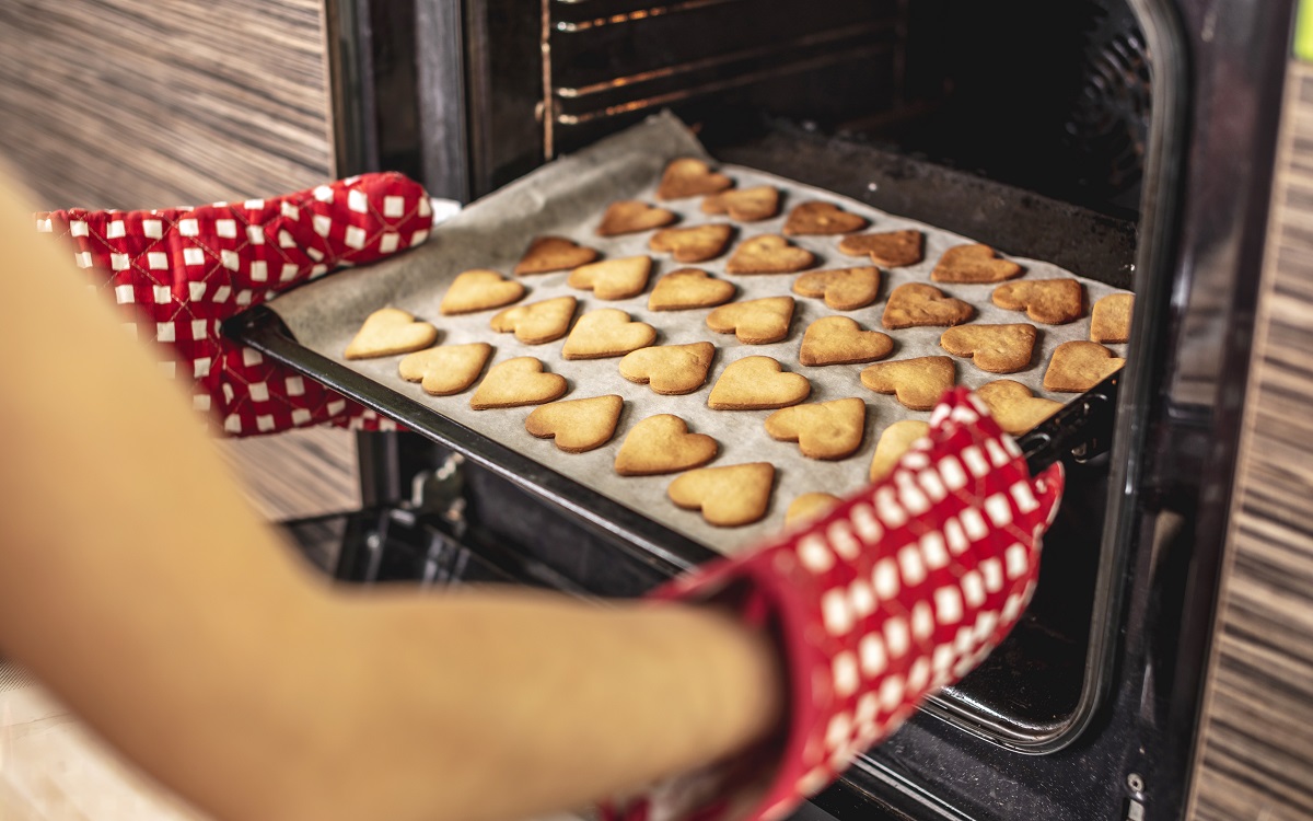 Woman,Is,Taking,Out,A,Baking,Tray,With,Delicious,Homemade