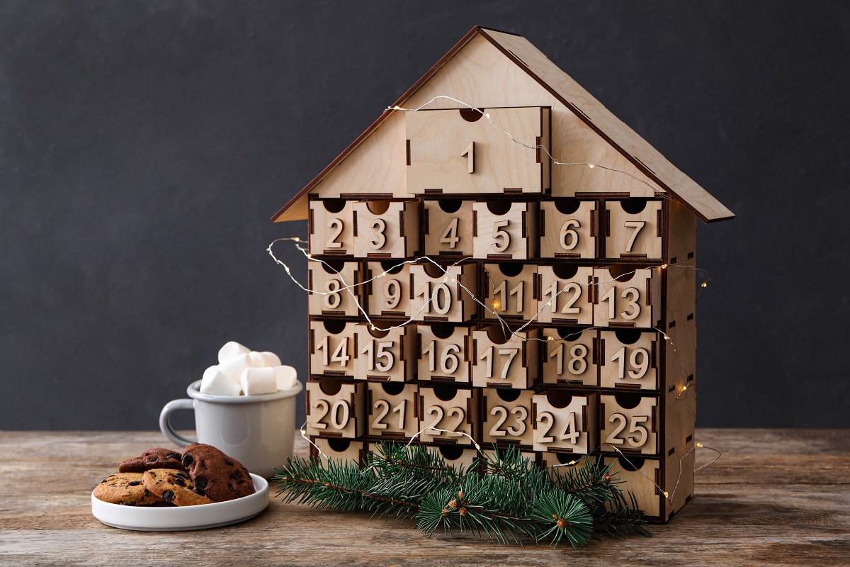 House,Shaped,Christmas,Advent,Calendar,,Cookies,And,Hot,Cocoa,Drink