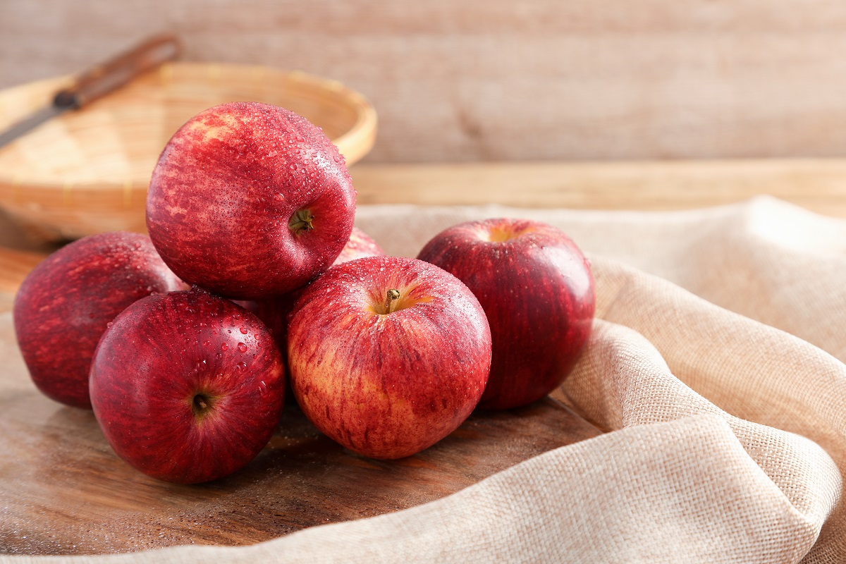 Group,Of,Gala,Apple,On,Wooden,Board,Background,,Fruits,Concept.