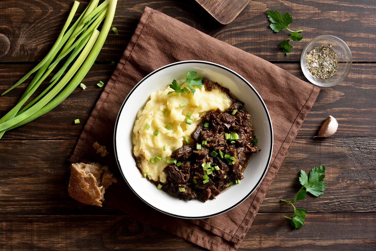 Mashed,Potatoes,Wit,Slow,Cooked,Beef,On,Wooden,Background.,Top