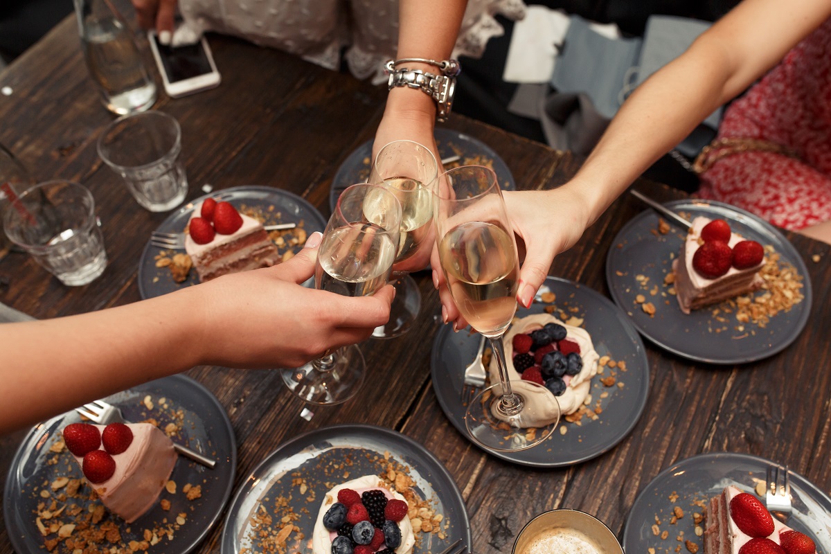 Girls,Party.,Girls,Cheers,Glasses,With,Champagne,In,Restraunt.,Dessert