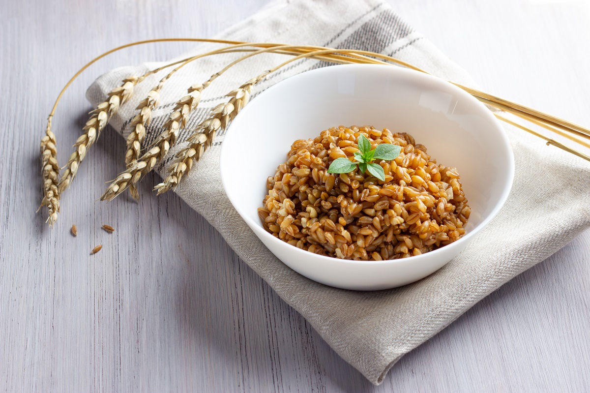 Spelt,Porridge,In,A,Bowl,With,Basil,Leaves,On,Linen