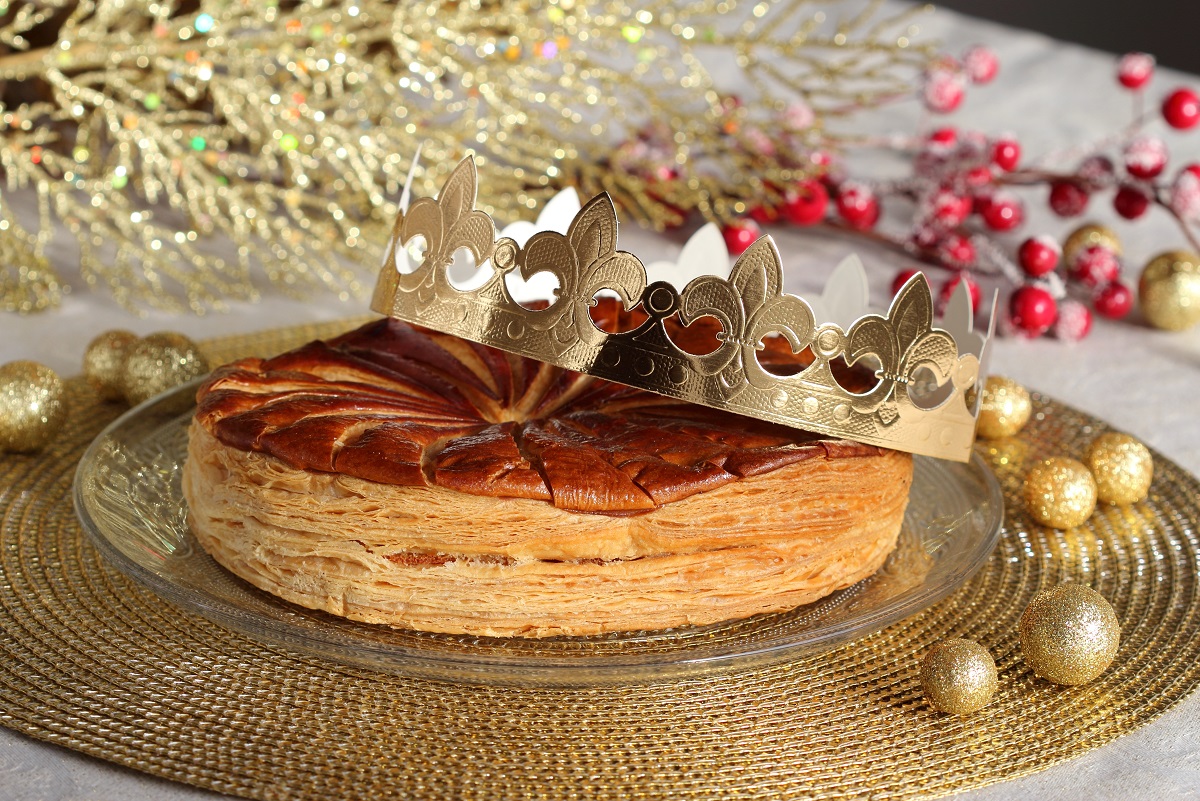 Epiphany,Kings,Cake,With,A,Golden,Paper,Crown,And,One