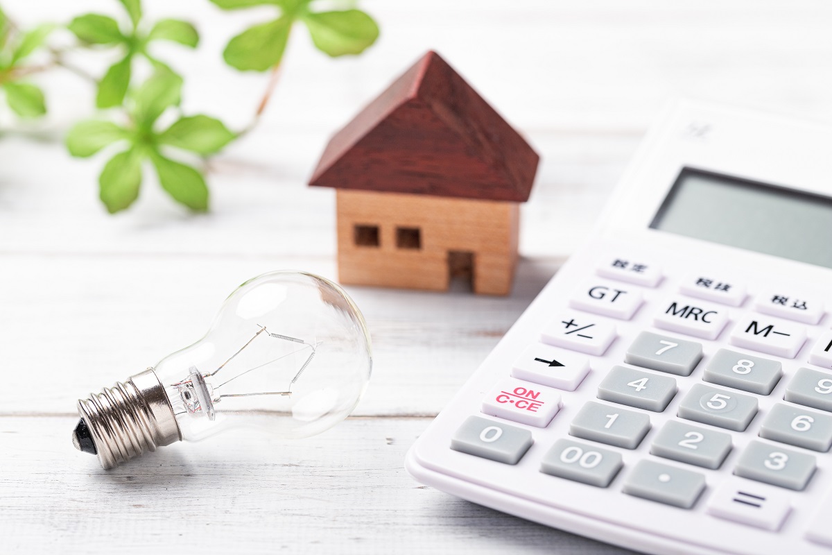 Miniature,Bulb,And,Calculator,On,White,Board