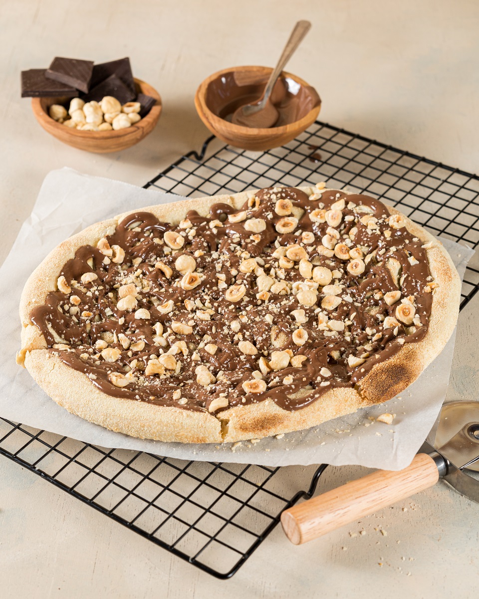Chocolate,Nutella,Pizza,With,Nuts,Dessert