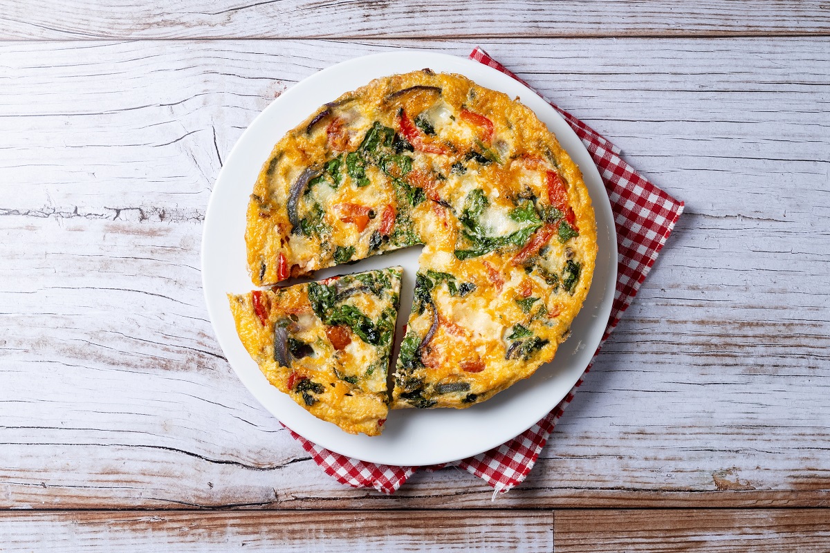 Italian,Frittata,Made,With,Spinach,,Tomatoes,,Onion,And,Peppers,On