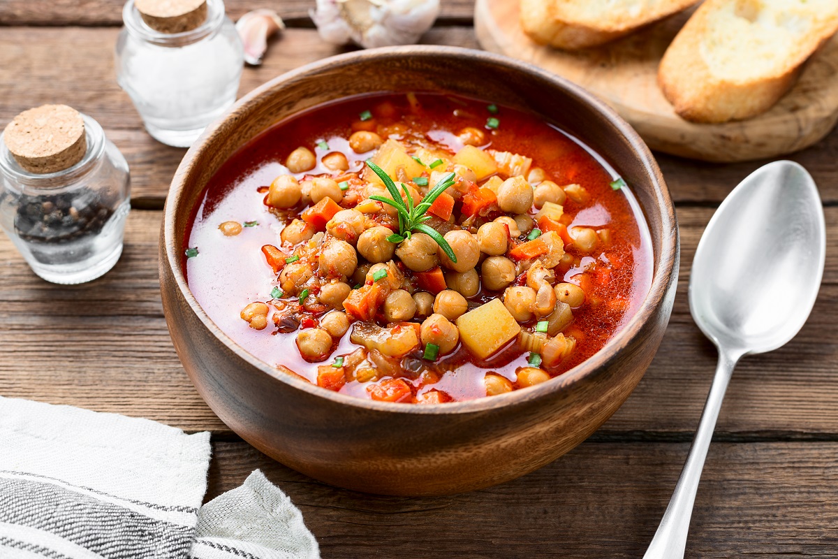 Appetizing,Chickpea,Soup,Served,With,Lemon,And,Bread.
