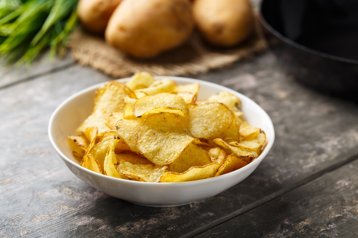 Hearty,Kettle,Cooked,Potato,Crisps,Served,In,A,Bowl.